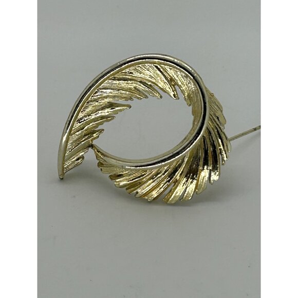 Vintage Lisner Brooch Pin Gold-Tone Curved Feather Elegant 3 Dimensional Design - Picture 1 of 14